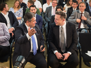 © BMWi/Maurice Weiss- Bundeswirtschaftsminister Sigmar Gabriel und Elon Musk, CEO von Tesla Motors und SpaceX