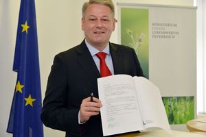 ©  Christopher Fuchs BMLFUW/ Minister Rupprechter zeigt den unterzeichneten Pakt
