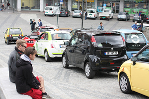 © Elbil- 80 Elektroautos vor dem norwegischen Parlament