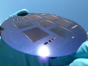©  Fraunhofer ISE - Hocheffiziente Solarzellen (21,4 % Wirkungsgrad auf 2x2 cm²) mit langzeitstabiler Kupfer-Metallisierung aus dem ETAlab® des Fraunhofer ISE.