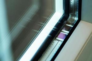 ©  Fraunhofer IMS/ Der im Fensterrahmen angebrachte Chip versorgt sich selbst mit Energie