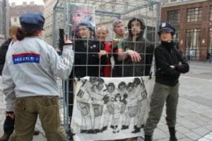 © VGT- Die AktivistInnen wurden bei der Aktion von der Polizei eingesperrt.