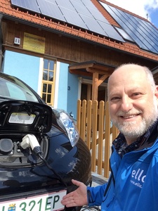 © Der bekannte Energie-Experte Fritz Herzog freut sich als einer der ersten Besitzer des grünen Nummernschilds für E-Autos