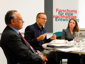 © Wuppertal Institut/ Prof. Dr. Uwe Schneidewind, Prof. Dr.-Ing. Oscar Reutter und Christin Hasken bei der Pressekonferenz