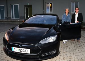 © Feiertag/ Wirtschaftslandesrätin Bohuslav mit Matthias Feiertag im Tesla Model S unterwegs