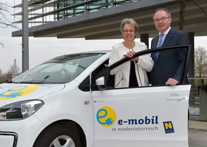 © NLK Burchhart / Landesrätin Bohuslav und Landesrätin Pernkopf mit einem der NÖ. Elektroautos