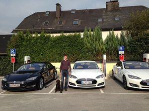 © Ina Plestenjak / Richard Absenger freut sich über den Tesla Superchargerstandort beim Hotel Kaiserhof Anif