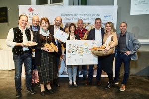© Kärnten Werbung-Herbert Lehmann/ Gruppenfoto - Pressekonferenz Slow Food Travel Kärnten: die teilnehmenden Produzenten mit Barbara van Melle und Christian Kresse