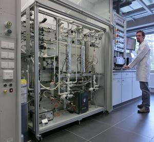 © FAU/ In der Testanlage zum katalytischen Dampfreformieren von Methanol werden die durch Salzschmelzen veränderten Katalysatoren untersucht.