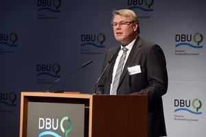 © DBU/Peter Himsel - DBU-Generalsekretär Dr. Heinrich Bottermann: Kleine, nationalstaatliche Strukturen sind wieder auf dem Vormarsch. Doch das kann nicht die Antwort auf die globalen Fragen wie Klimawandel und Armut sein."