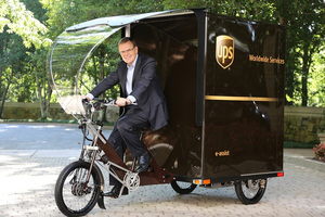 © UPS/  UPS Chairman  und CEO David Abney fährt ein E-Trike