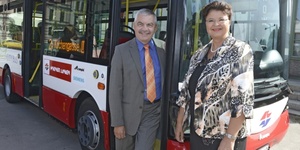 © Wiener Linien- E-Bus mit Wiener-Linien-GF Steinbauer und Vbgm. Renate Brauner