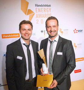 © Handelsblatt/ Markus Kreisel (li.) übernahm den Energy Award von Michael Salcher, Head of Energy & Natural Resources von KPMG Germany