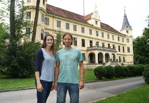 © FH OÖ. / Die beiden Öko-Energietechnik Studierenden vor dem Schloss
