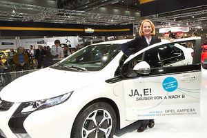 © Thomas Preiss/Opel- Verkehrsministerin Bures mit dem Opel Ampera