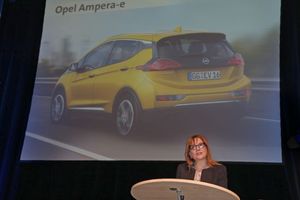 © Opel/ GM Chairman und CEO Mary Barra gab diese Woche beim CAR Symposium den Startschuss für den neuen Opel Ampera-e.