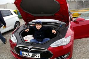 © oekonews / Die Überraschung für Sebastian Pucher, der den vorhandenen Platz gleich testet: Ein Kofferraum auch vorne im Tesla Model S