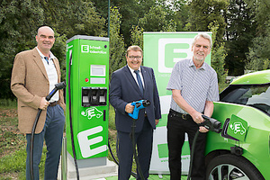 © Energie Steiermark/ v.l.n.r: Philipp Sager (Sager Gruppe), Martin Graf (Vorstandsdirektor Energie Steiermark) und Helmut Michael Salomon (Bürgermeister von Peggau) eröffneten die neue E-Tankstelle in Peggau.
