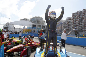 © Formula E / Sebastian Buemi freut sich über seinen ersten Formula E Erfolg