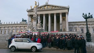 © AKBÖ/ Kundgebung vor dem Parlament: Der Strom für das Elektroauto muss Ökostrom aus Österreich sein!