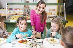 © Gourmet/ Kinder beim Schulessen in der Kantine