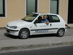 © Eurosolar/ Herbert Eberhart in seinem Peugeot 106 electric, so wie in viele in Erinnerung haben
