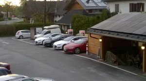 © Hochreiter / Beim Hotel Kaiserhof in Anif- Destination charging vom Feinsten