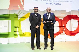© Fira de Barcelona/ Josep Rull, Katalonischer Minister für Landschaft und Nachhaltigkeit, übergibt ASCR-Geschäftsführer Reinhard Brehmer den Best Smart Project Award.