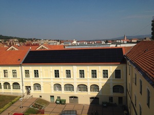 © Trina Solar / Das denkmalgschützte Rathaus in Ungarn mit der Solarstromanlage