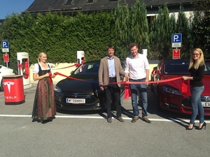 © Tesla/ Offizielle Eröffnung für den Supercharger beim Hotel Kaiserhof/ Anif