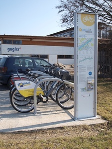 © Michael Sigmund  An der LEIHRADL Station von Nextbike können beispielsweise geborgte Fahrräder vom Bahnhof abgegeben werden.