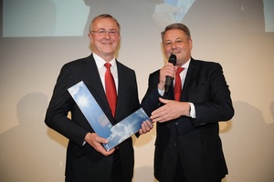 © AEA / Andi Bruckner - Minister Rupprechter überreicht ein besonderes Geschenk an Geschäftsführer Traupmann