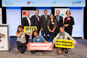 © Klima- und Energiefonds/ APA-Fotoservice/Greindl - Die Minister standen  für ein Foto mit den Jugendlichen zur Verfügung