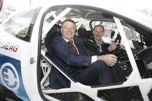 © Wolfgang J. Pucher oekonews/ Minister Leichtfried testet gemeinsam mit Rallye-Fahrer Manfred Stohl dessen Elektro-Rallye-Fahrzeug