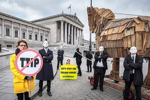 © Greenpeace/ Trojanisches Pferd vor dem Parlament