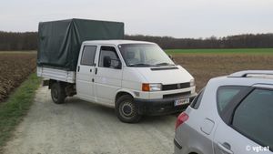 © VGT / Das VGT-Auto wird von Jagdgehilfen blockiert.
