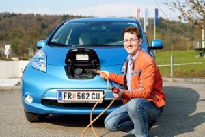 © Kreisel Electric/ Bernhard Kern, Präsident des 1. Österreichischen ElektroMobilitätsClub Österreich demonstriert die neue Ladeoption seines Nissan Leaf