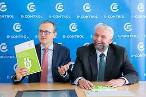 © E-Control, Anna Rauchenberger/  E-Control-Vorstandsmitglieder Wolfgang Urbantschitsch und Andreas Eigenbauer (v.l.).