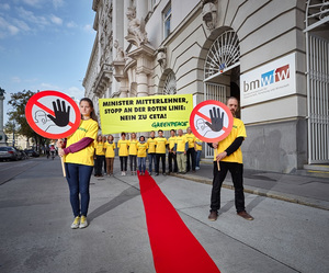 © Greenpeace / Mitja Kobal - Rote Linie für Minister Mitterlehner