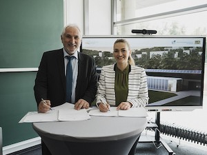 © obx-news/Universität Passau / Unterzeichneten gemeinsam die Vereinbarung für das "Bavarian Green Data Center": Bayerns Digitalministerin Judith Gerlach und Präsident Professor Ulrich Bartosch