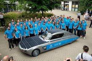 © Matthias König, SolarCar-Projekt - Medien Team/ Das Solarcar-Team mit dem neuen thyssenkrupp blue.cruiser.
