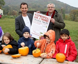 ©  Stadtrat Christian Oxonitsch und Kuratorium Wald Präsident Gerhard Heilingbrunner mit Kürbis schnitzenden Kindern