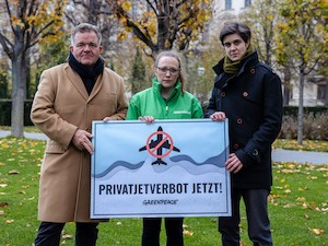 © Lea Scharl / Greenpeace / Greenpeace fordert gemeinsam mit Millionenerbin Marlene Engelhorn und Schauspieler Cornelius Obonya ein Privatjet-Verbot.