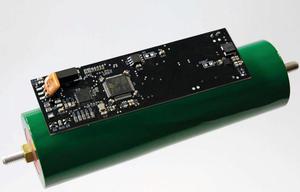 © Fraunhofer IPA/ Intelligente Batteriezelle des Fraunhofer IPA: Ein Mikrocontroller erfasst physikalische Parameter wie Temperatur und Ladezustand. Ist eine Zelle leer, klinkt sie sich automatisch aus.