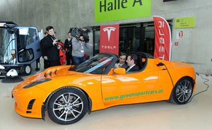 © Foto Jamnig- E-Mobility Graz- Minister und Bürgermeister in Tesla Roadster