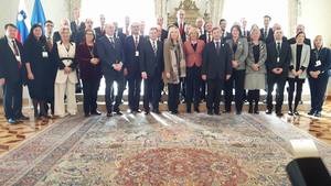 © oekonews- "Familienfoto" mit politischen Vertretern der 48 Alpenregionen und den EU-Kommissarinnen