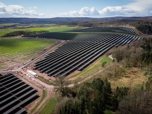 © EGIS eG/ Letzte Bauarbeiten: In wenigen Wochen geht der Solarpark Bundorf ans Netz.