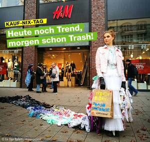 © Greenpeace / Die Trash Queen in Hamburg