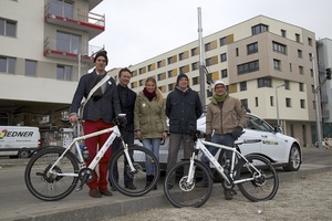 © Maurizio Curcio/ v.l.n.r Stephan Draschan (Fahrer mi-bike), Peter Ungvari (CEO blitzzcar), Julia Manhardt (Fahrerin Tesla), Lukas Lang (Projektleiter Mobilität Wien 3420), Peter Matzanetz (Fahrer mi-bike).