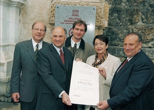 © Alliance For Nature/ Prof. Dr. Bernd von Droste zu Hülshoff (links im Bild) bei der Übergabe der UNESCO-Welterbe-Urkunde am Semmering